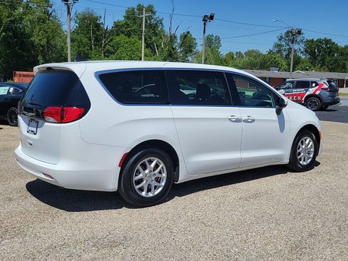 Used 2022 Chrysler Voyager LX FWD image 3