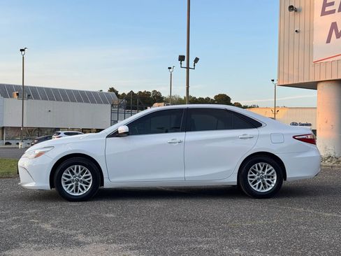 Used 2016 Toyota Camry LE FWD image 2