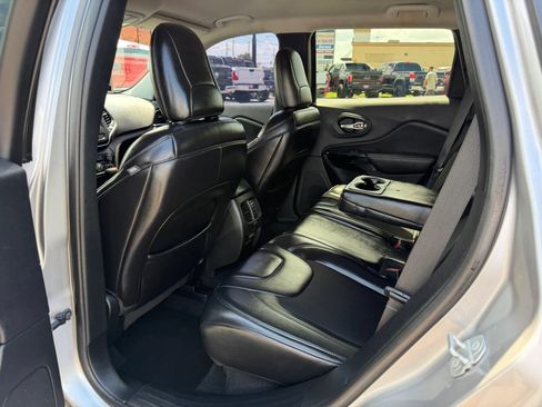 Used 2019 Jeep Cherokee Latitude Plus FWD image 7
