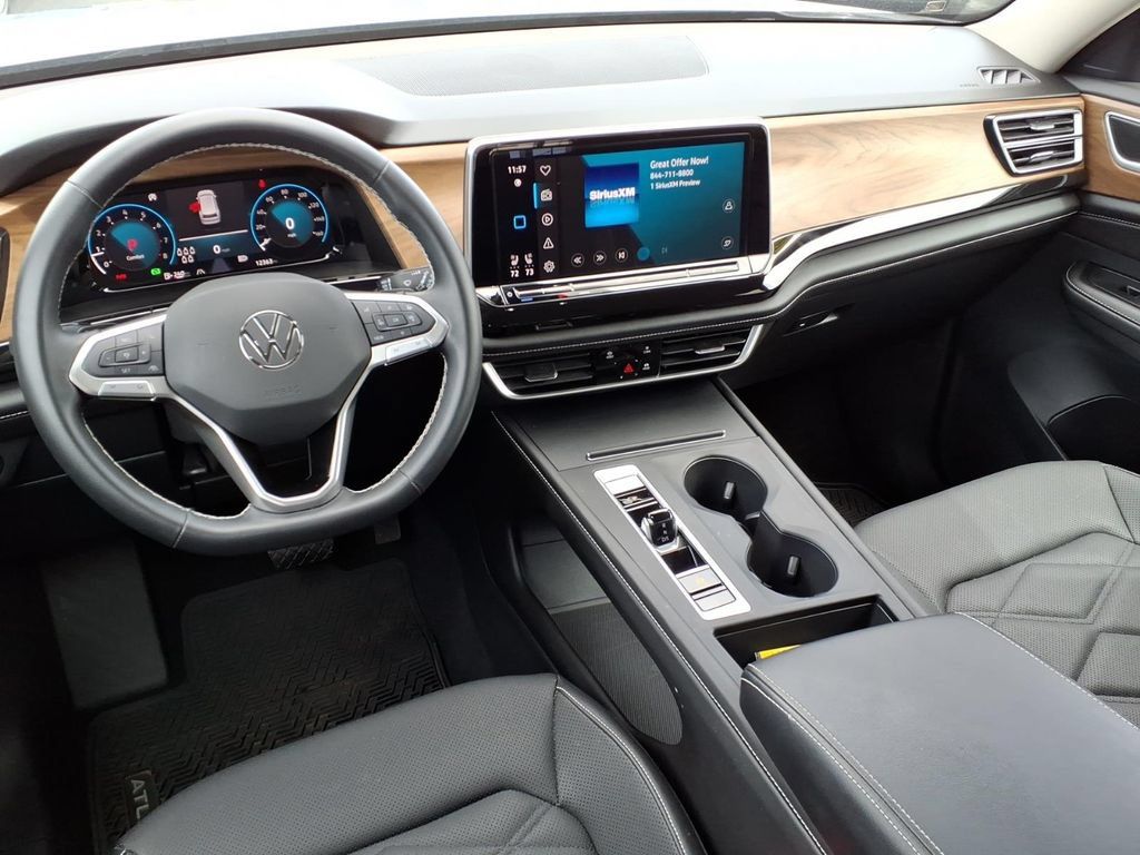 Used 2025 Volkswagen Atlas SE AWD/4WD image 5