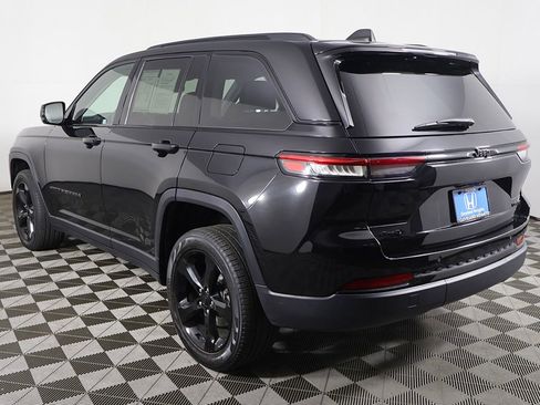 Used 2023 Jeep Grand Cherokee Limited w/ Black Appearance Package AWD/4WD image 10