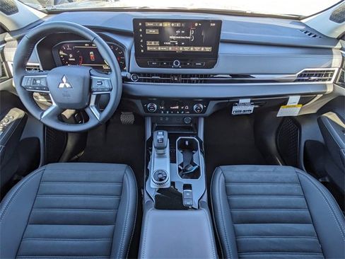New 2025 Mitsubishi Outlander SE image 16