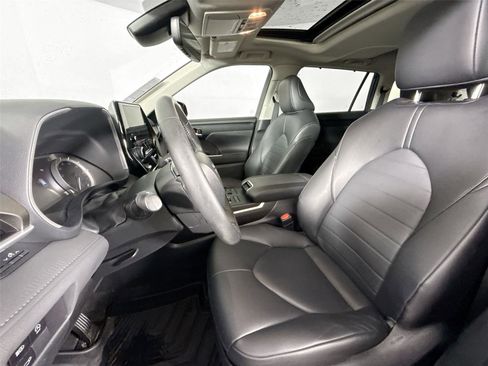 Certified 2024 Toyota Highlander XLE image 15
