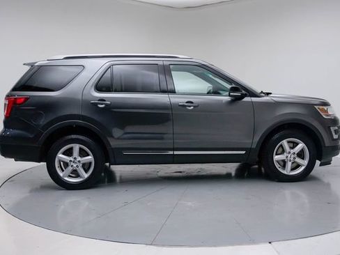 Used 2017 Ford Explorer XLT w/ Equipment Group 202A AWD/4WD image 13