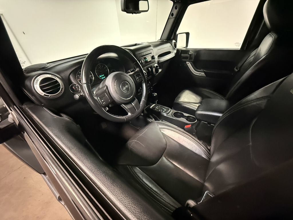 Used 2018 Jeep Wrangler Unlimited Sahara AWD/4WD image 2