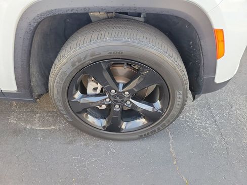 Used 2023 Jeep Grand Cherokee Altitude image 9