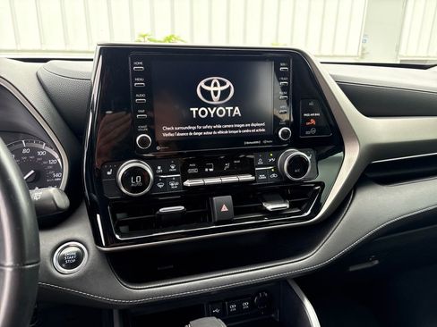 Used 2020 Toyota Highlander XLE AWD/4WD image 13