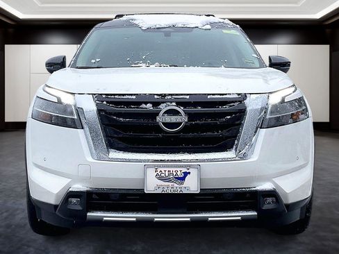Used 2024 Nissan Pathfinder Platinum image 3