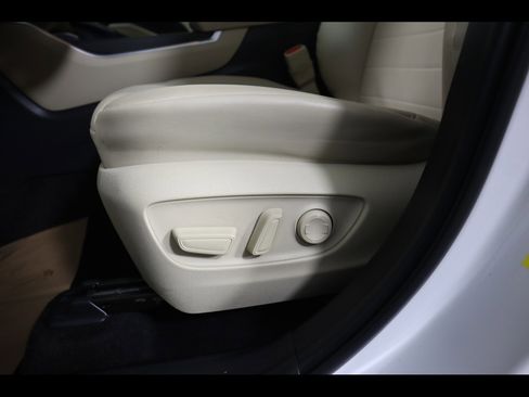 Used 2023 Toyota Highlander XLE image 19