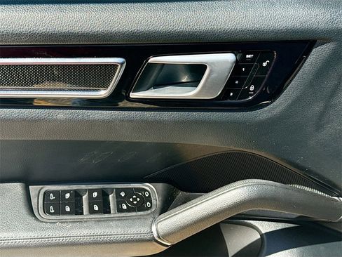 Used 2019 Porsche Cayenne w/ Premium Package image 19