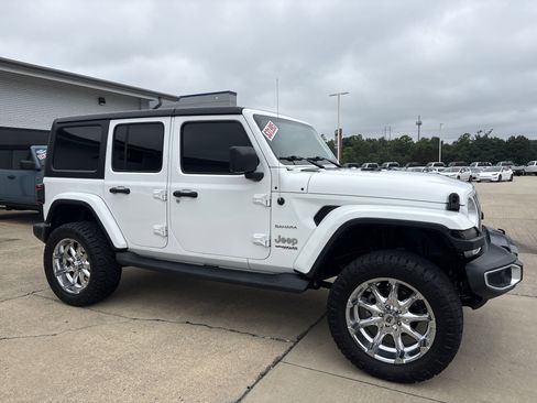 Used 2019 Jeep Wrangler Unlimited Sahara w/ Safety Group image 3