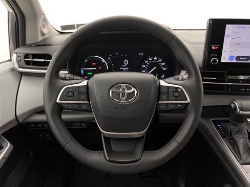 Used 2025 Toyota Sienna XLE w/ XLE Plus Package AWD/4WD image 18