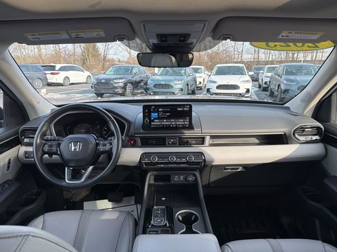 Certified 2025 Honda Pilot Touring image 12