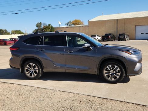 Used 2022 Toyota Highlander XLE image 5