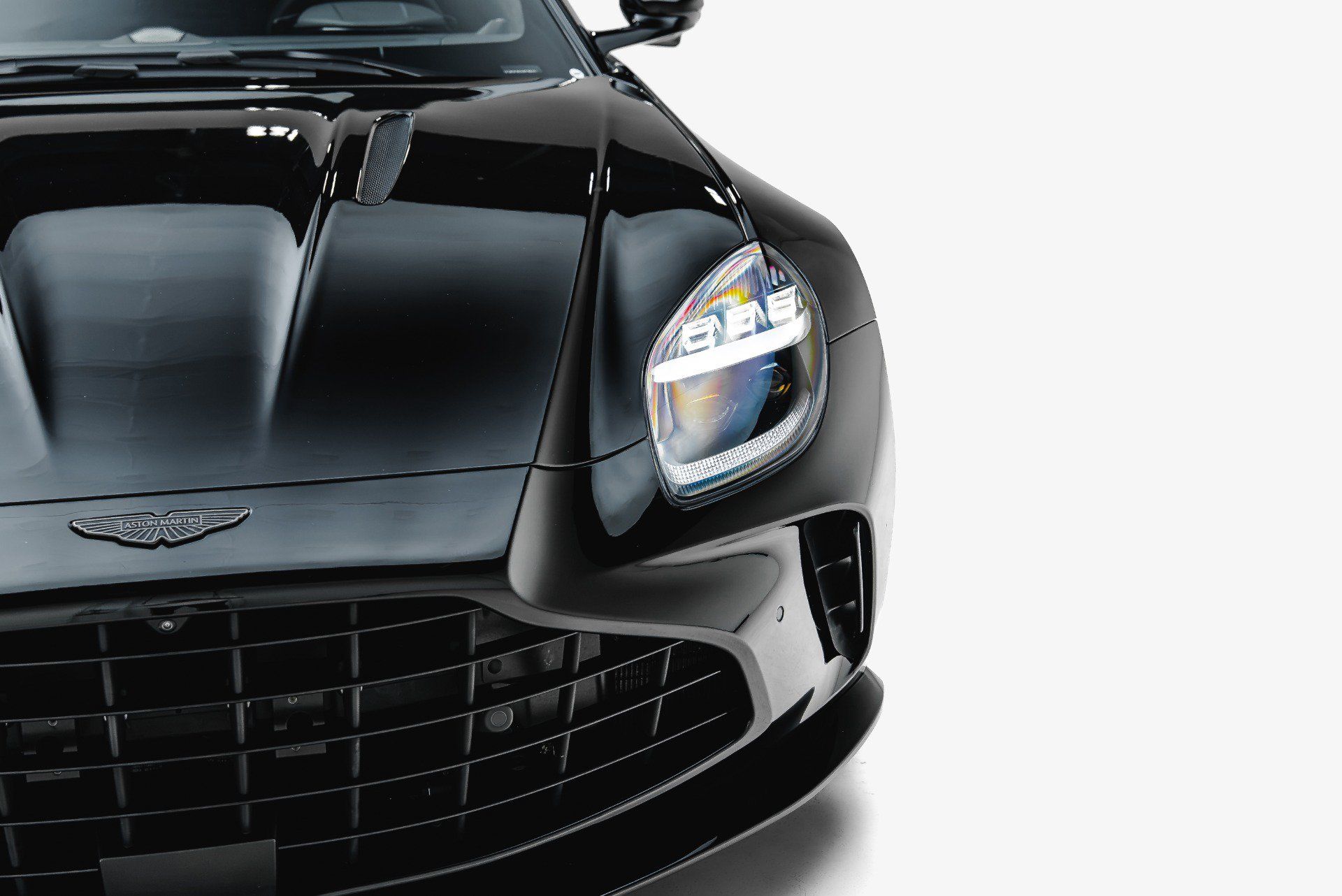 Used 2025 Aston Martin V8 Vantage Coupe RWD image 18
