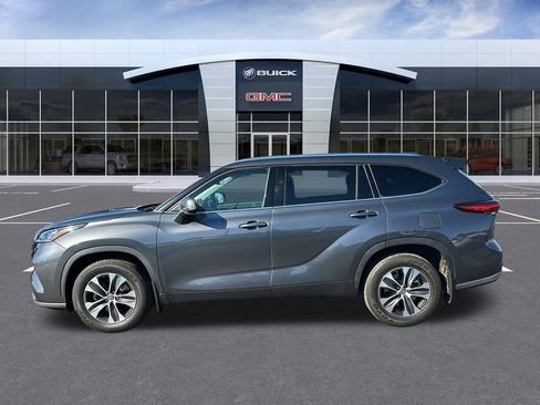 Used 2020 Toyota Highlander XLE image 2