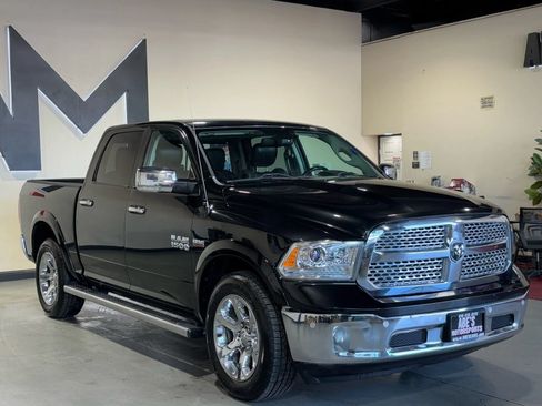 Used 2017 RAM 1500 Laramie w/ Convenience Group AWD/4WD image 3