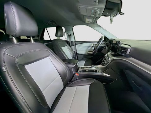 Used 2022 Ford Explorer XLT w/ Equipment Group 202A image 31