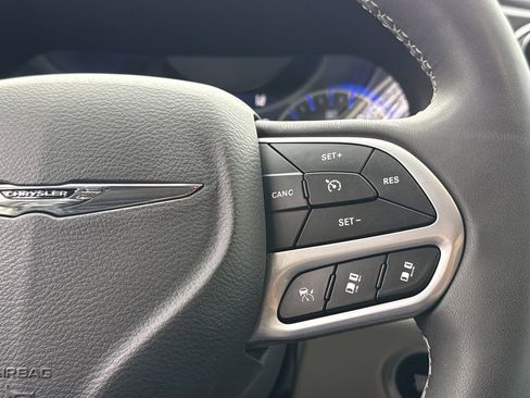 Used 2024 Chrysler Pacifica Touring-L image 32