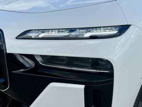 Used 2025 BMW 760i xDrive w/ Executive Package image 9