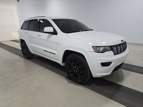 Used 2018 Jeep Grand Cherokee Altitude AWD/4WD image 4