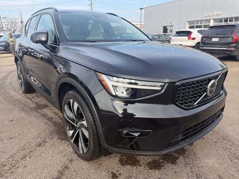 Used 2023 Volvo XC40 B5 Plus w/ Driver Assist Package image 4