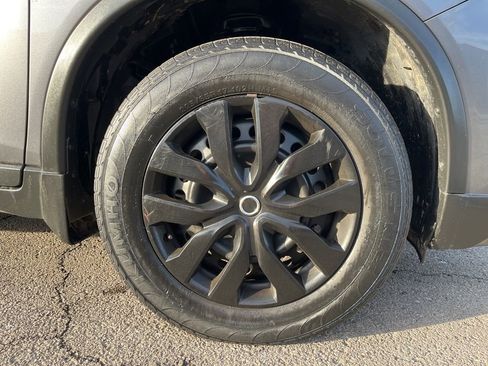 Used 2018 Nissan Rogue S image 18