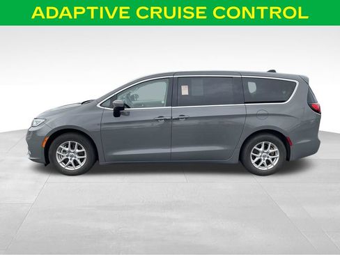 Used 2023 Chrysler Pacifica Touring-L FWD image 7