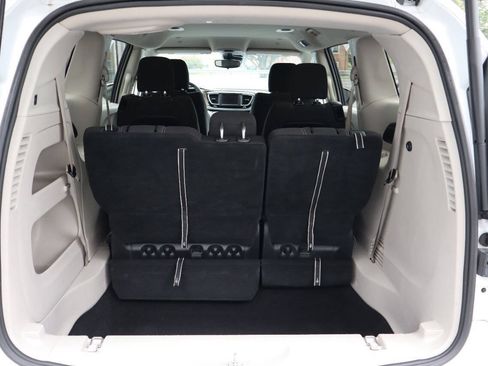 Used 2023 Chrysler Voyager LX FWD image 4
