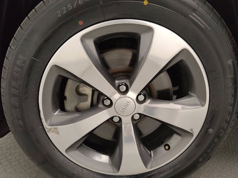 Used 2020 Jeep Cherokee Limited image 31