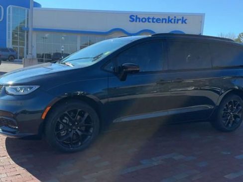 Used 2023 Chrysler Pacifica Limited w/ S Appearance Package image 7