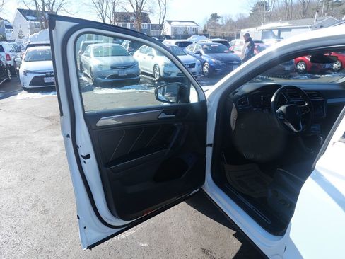 Used 2022 Volkswagen Tiguan SE R-Line image 15
