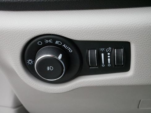 Used 2023 Chrysler Pacifica Limited image 26