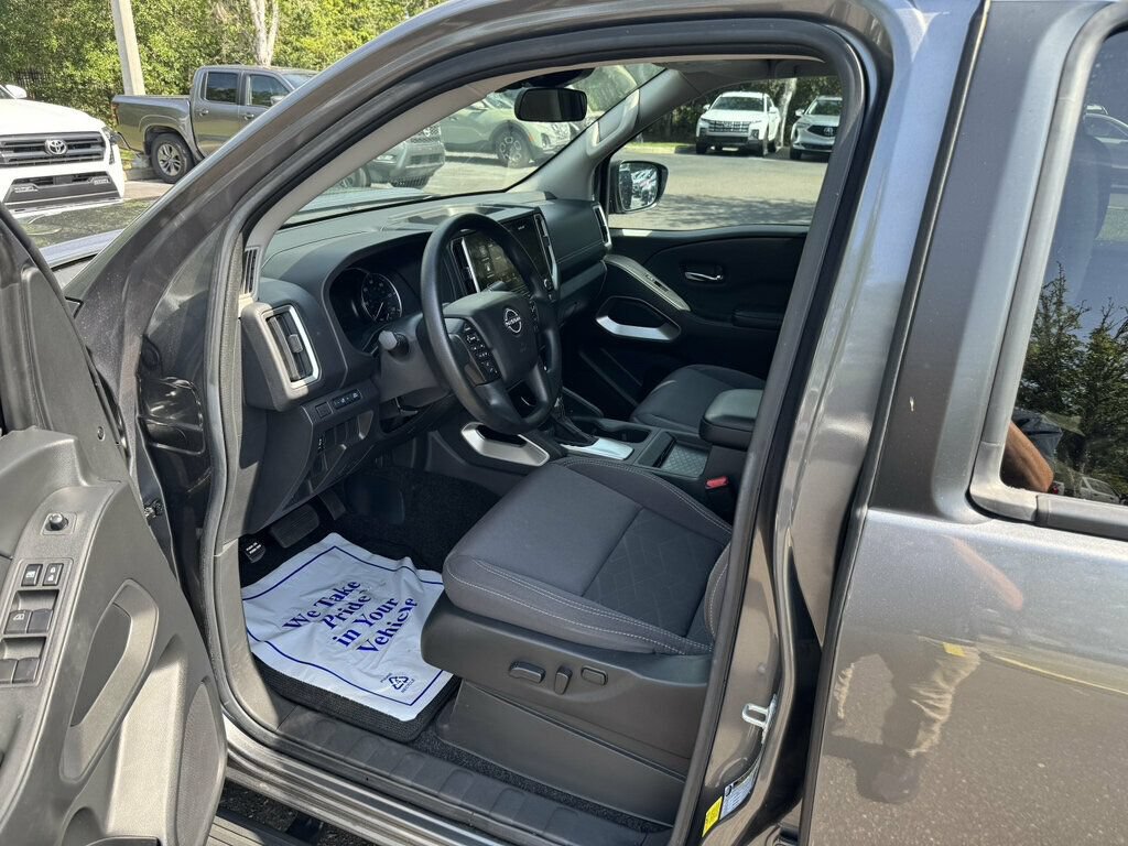 Used 2025 Nissan Frontier SV w/ Tow Package RWD image 3
