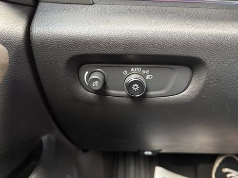 Used 2023 Chevrolet Traverse LT w/ LPO, Floor Liner Package FWD image 21