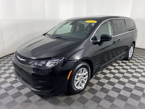 Used 2024 Chrysler Voyager LX image 10