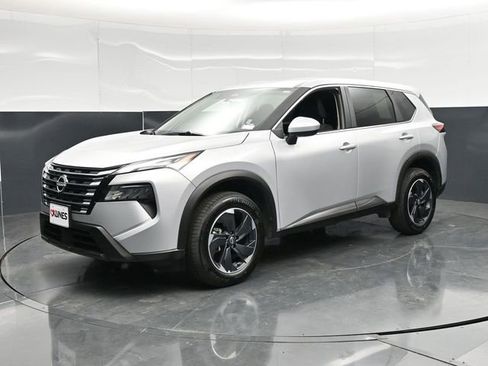 Used 2025 Nissan Rogue SV AWD/4WD image 3