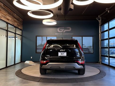 Used 2023 Kia Niro EX Touring image 4