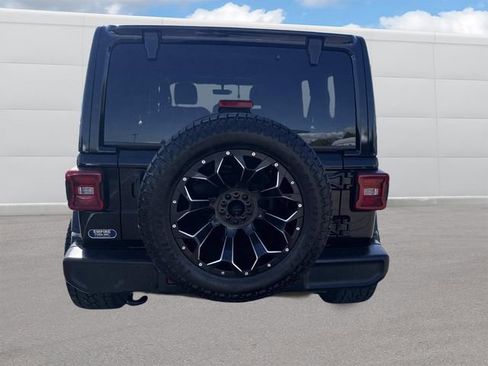Used 2018 Jeep Wrangler Unlimited Sahara AWD/4WD image 4