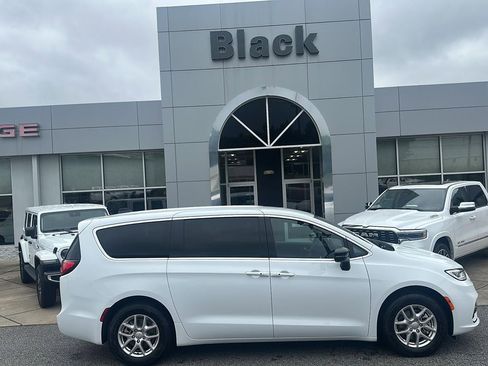 New 2026 Chrysler Pacifica Select image 4