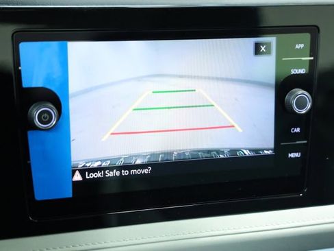 New 2025 Volkswagen Taos SE w/ Panoramic Sunroof Package image 18