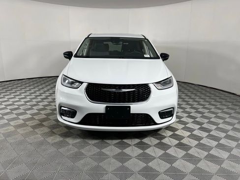 Used 2024 Chrysler Pacifica Touring-L image 11