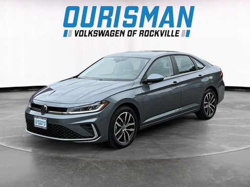Used 2025 Volkswagen Jetta SE FWD image 2