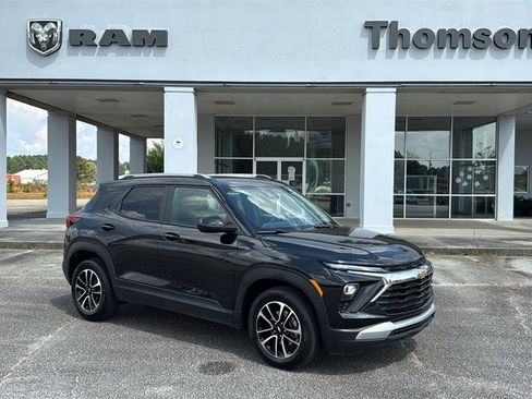 Used 2025 Chevrolet TrailBlazer LT image 2