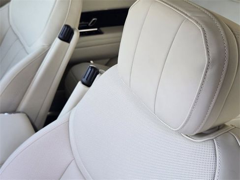 New 2025 Land Rover Range Rover SE image 10