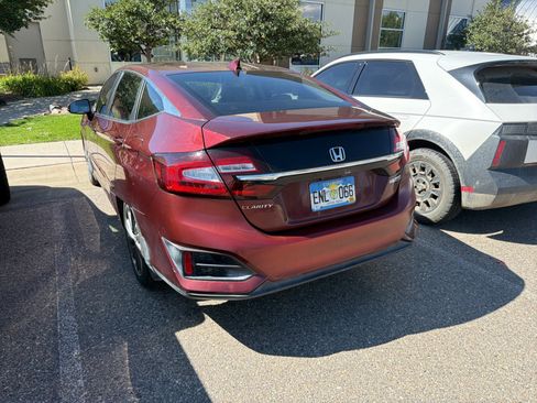 Used 2018 Honda Clarity Plug-In Hybrid image 2