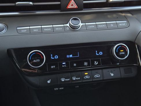 Used 2025 Hyundai Elantra SEL image 21