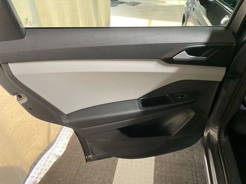 Certified 2023 Volkswagen Taos SE w/ Panoramic Sunroof Package image 7