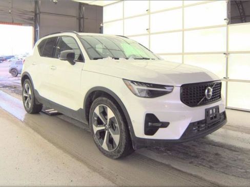 Certified 2025 Volvo XC40 B5 Plus image 15
