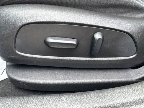Used 2017 Chevrolet Cruze LT w/ Convenience Package FWD image 9